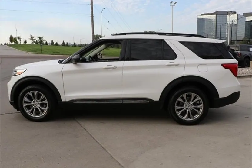 2022 Ford Explorer XLT photo 1