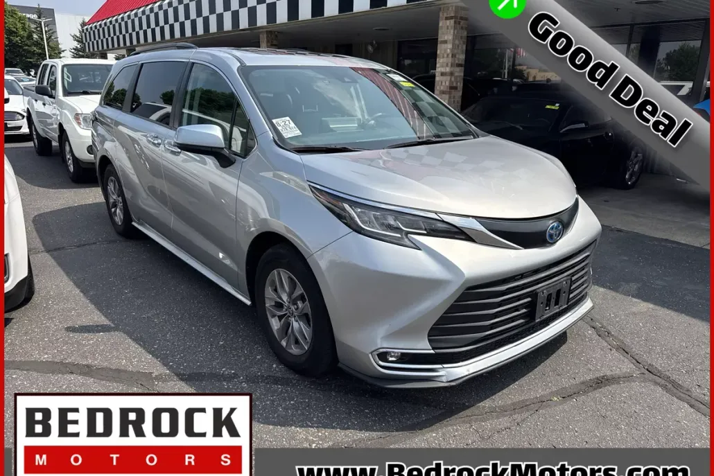 2022 Toyota Sienna XLE photo 1
