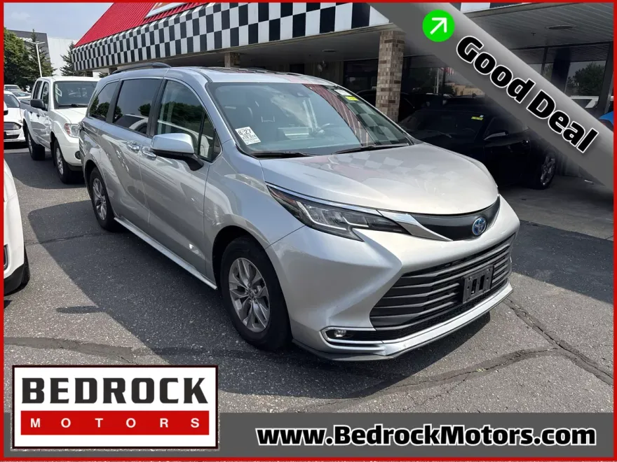 2022 Toyota Sienna XLE photo 1