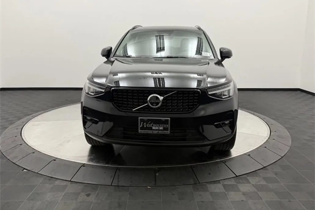 2025 Volvo XC40 AWD Plus photo 1
