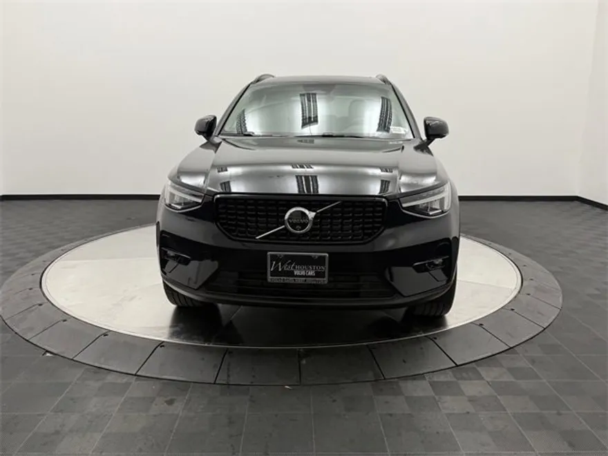 2025 Volvo XC40 AWD Plus photo 1