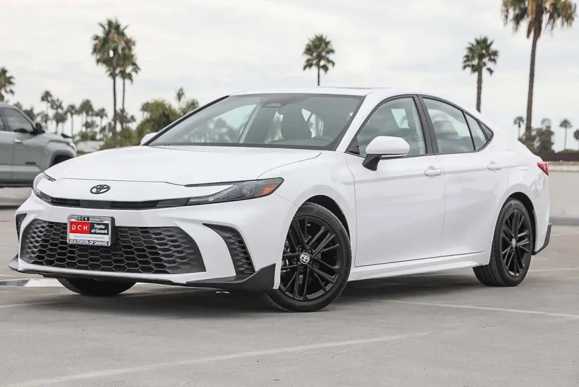 2025 Toyota Camry SE photo 1