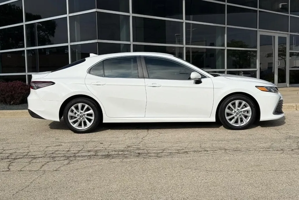 2023 Toyota Camry LE photo 1