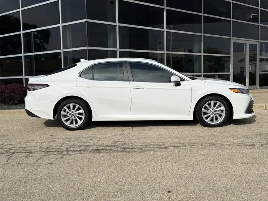 2023 Toyota Camry LE photo 1