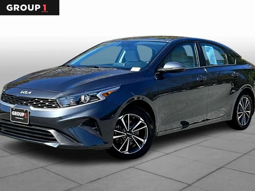 2023 Kia Forte LXS photo 1
