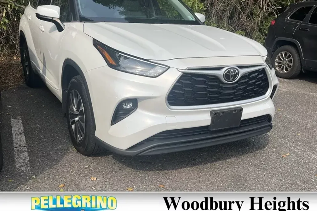 2022 Toyota Highlander XLE photo 1