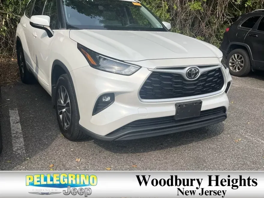 2022 Toyota Highlander XLE photo 1