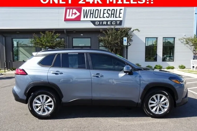 2022 Toyota Corolla Cross LE photo 1