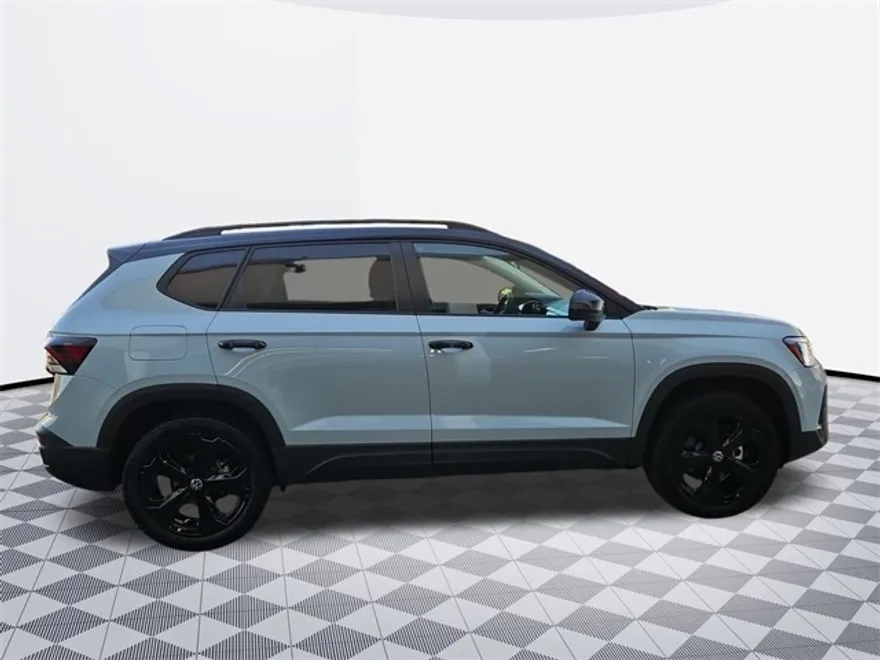 2025 Volkswagen Taos SE photo 1