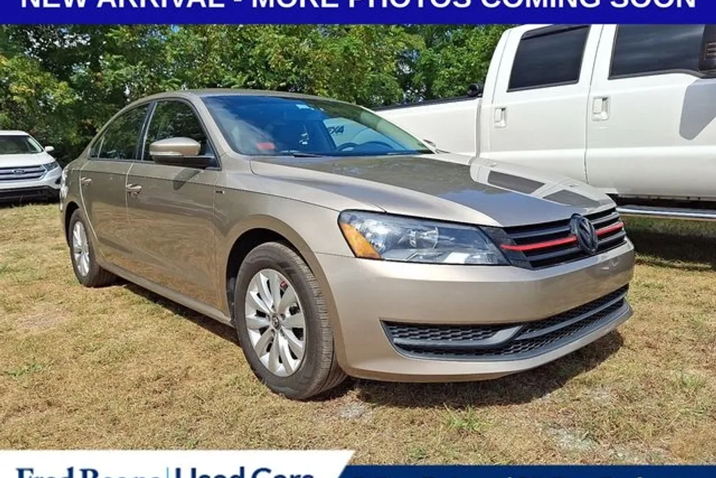 2015 Volkswagen Passat S photo 1