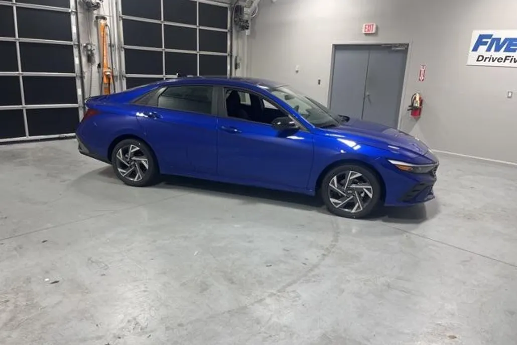 2025 Hyundai Elantra SEL Sport photo 1