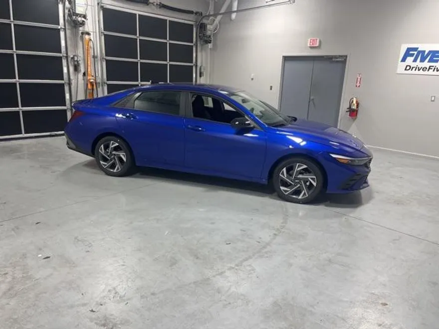 2025 Hyundai Elantra SEL Sport photo 1