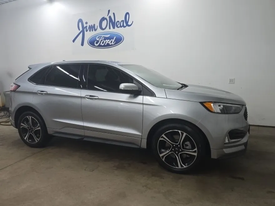 2023 Ford Edge ST photo 1