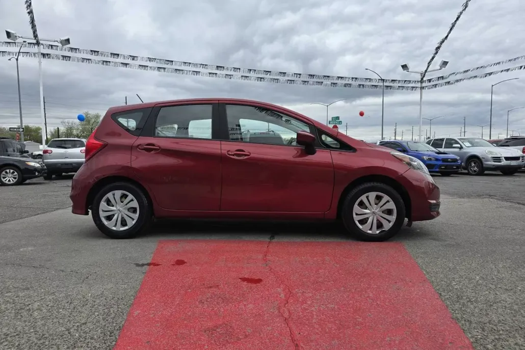 2017 Nissan Versa Note SV photo 1