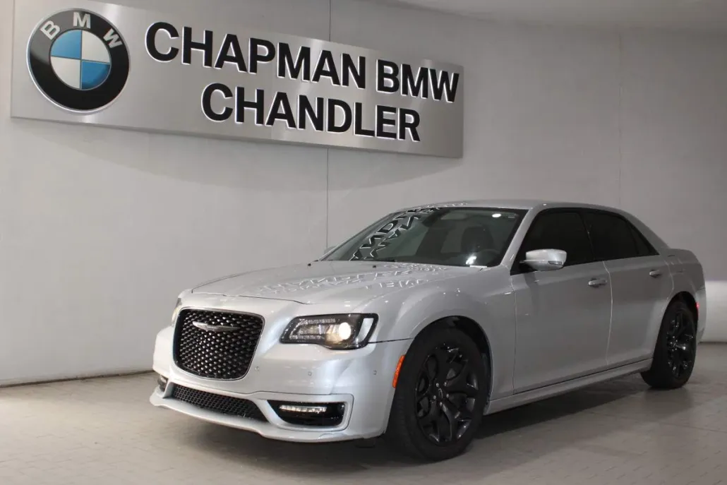 2023 Chrysler 300 Touring L photo 1
