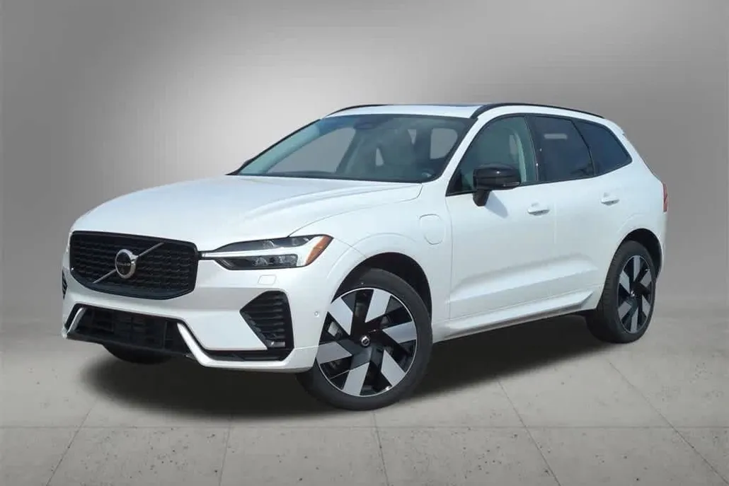 2025 Volvo XC60 Plus T8 photo 1