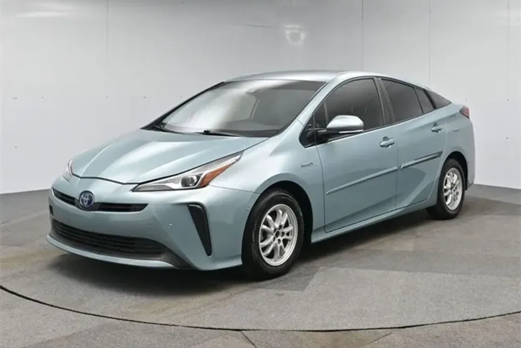2020 Toyota Prius LE photo 1
