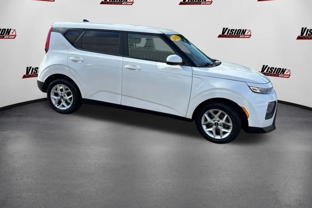 2022 Kia Soul LX photo 1