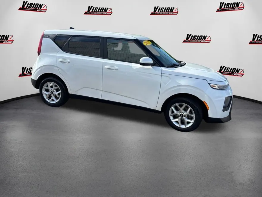 2022 Kia Soul LX photo 1