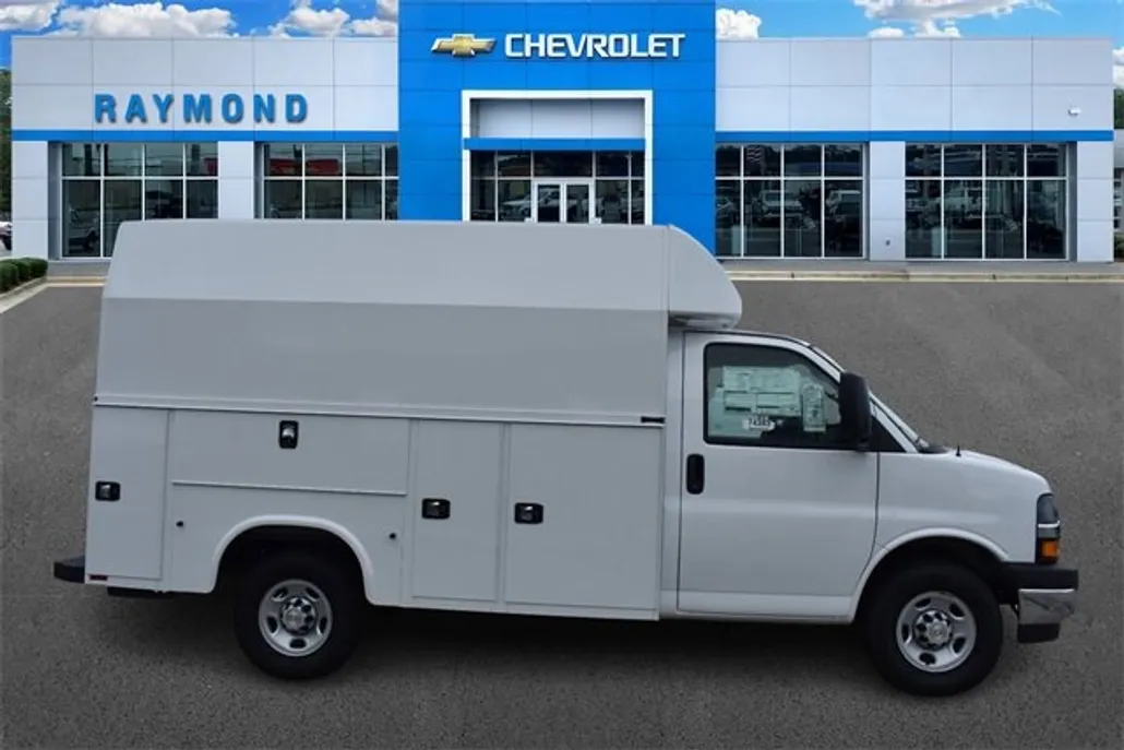 2025 Chevrolet Express Cutaway 3500 photo 1