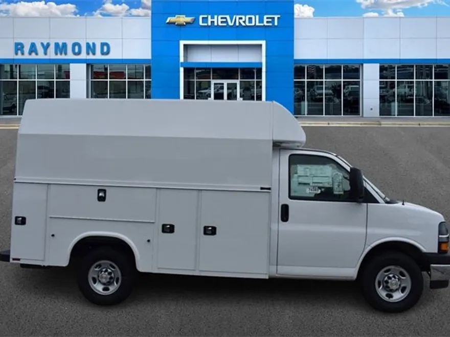 2025 Chevrolet Express Cutaway 3500 photo 1