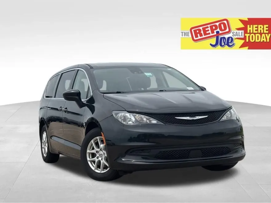 2023 Chrysler Voyager LX photo 1