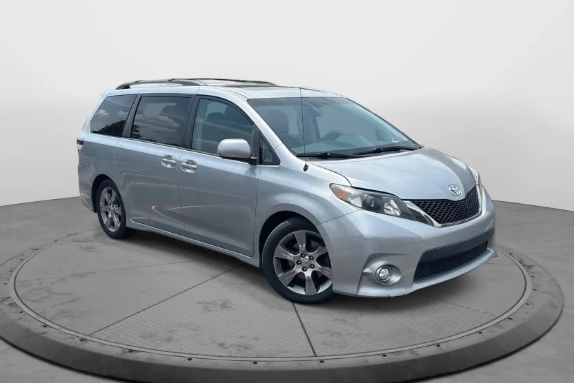 2012 Toyota Sienna SE photo 1