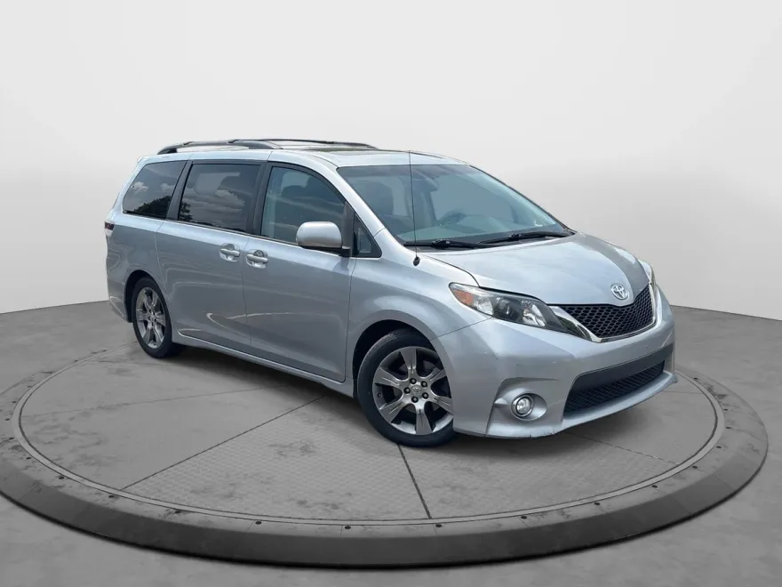 2012 Toyota Sienna SE photo 1