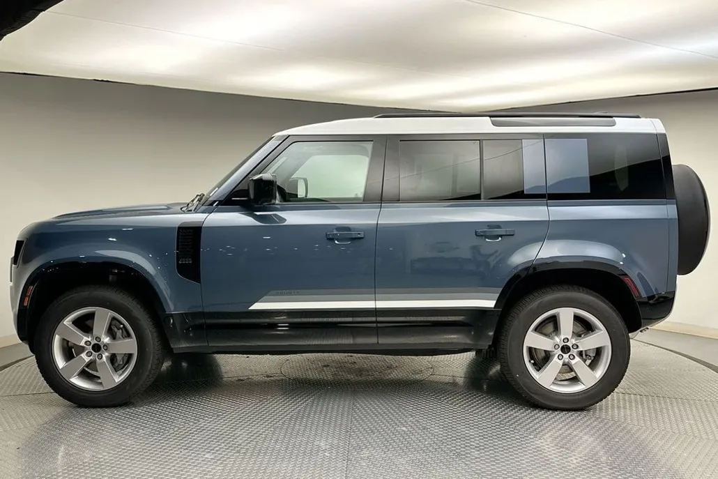 2026 Land Rover Defender 110 photo 1