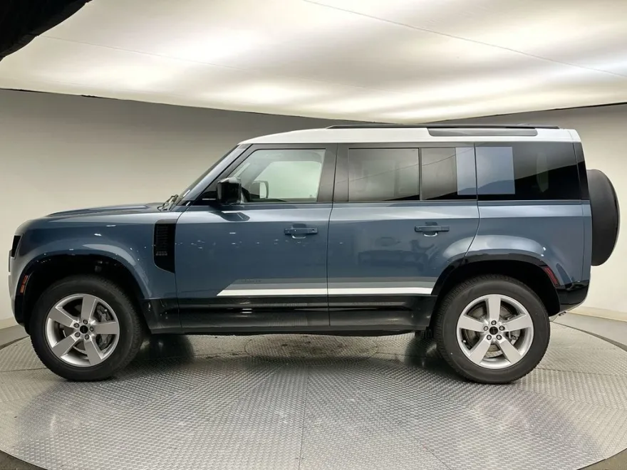 2026 Land Rover Defender 110 photo 1