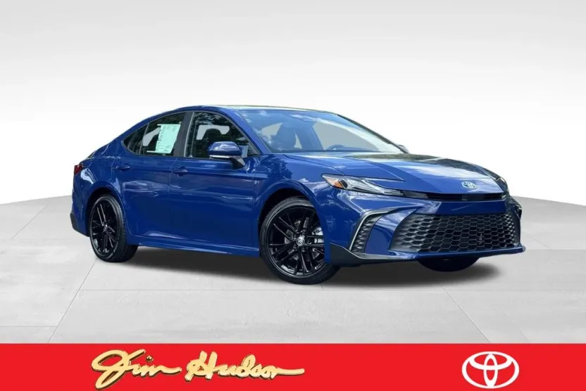 2025 Toyota Camry SE photo 1