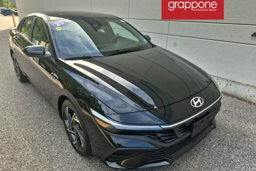 2025 Hyundai Elantra SEL Sport photo 1