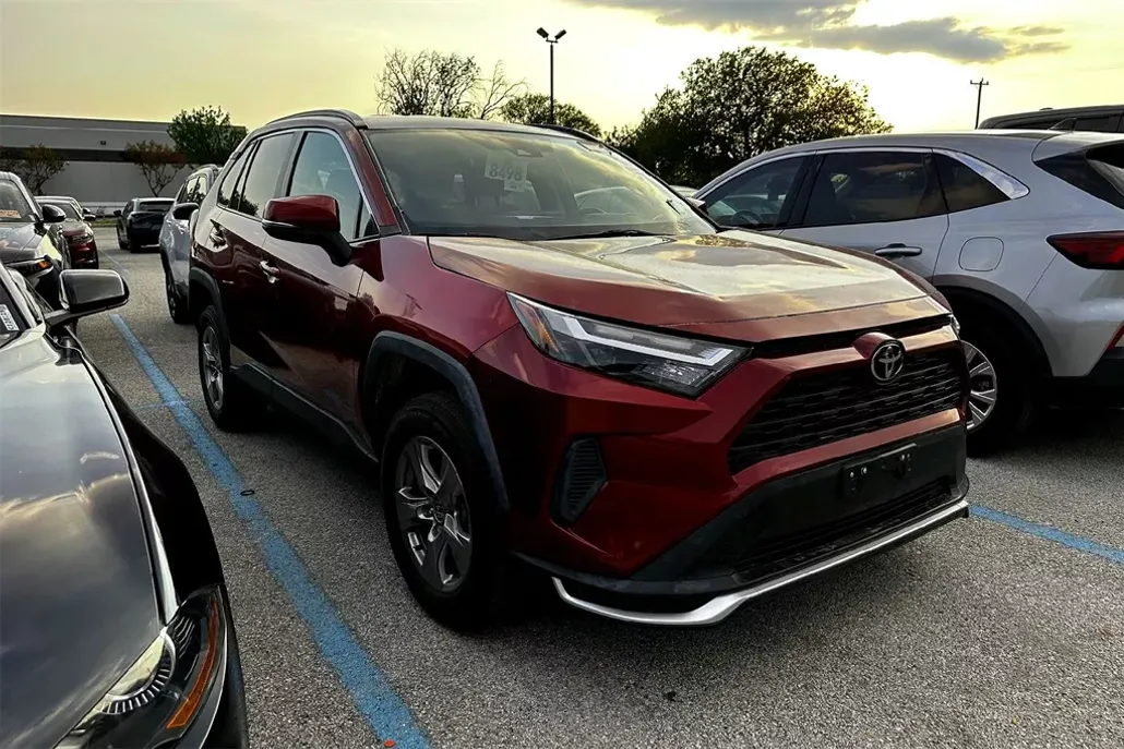 2023 Toyota RAV4 XLE photo 1