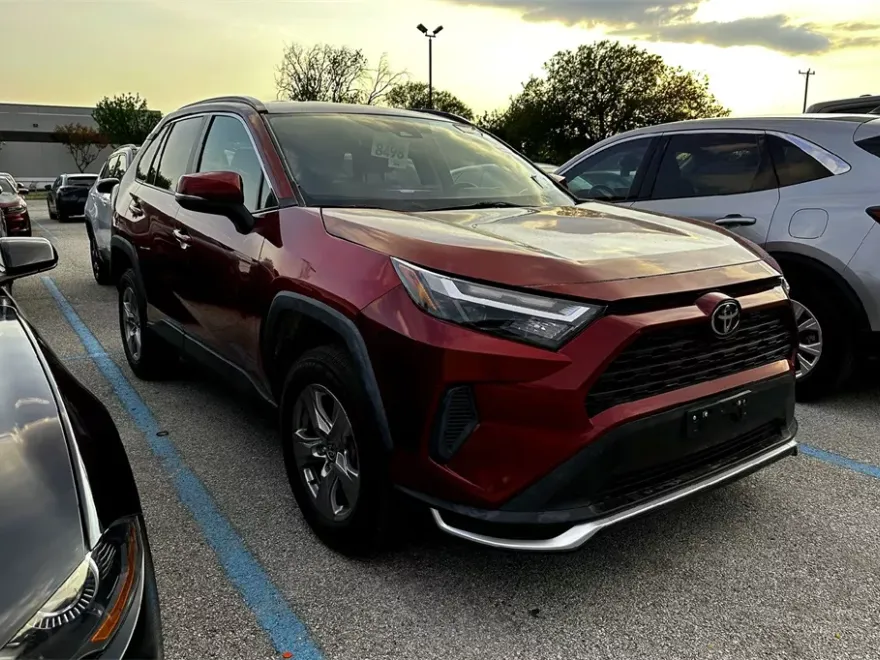 2023 Toyota RAV4 XLE photo 1