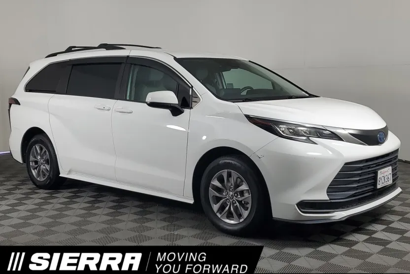 2022 Toyota Sienna LE photo 1