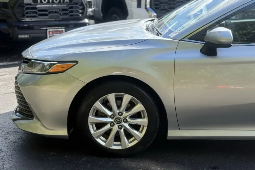 2018 Toyota Camry LE photo 1