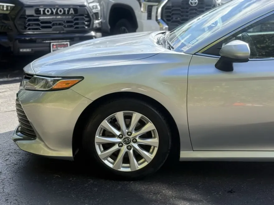 2018 Toyota Camry LE photo 1