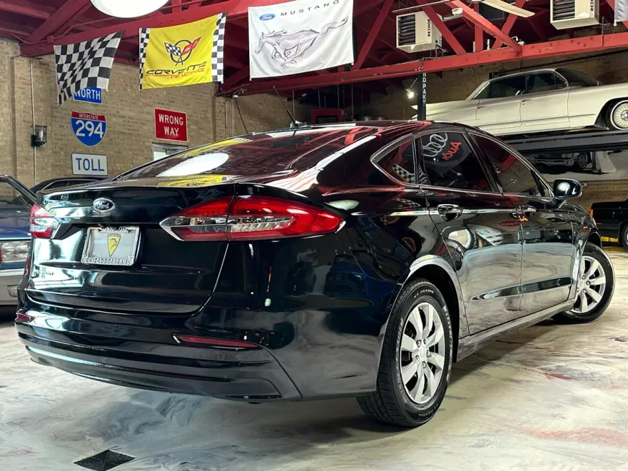 2019 Ford Fusion S photo 1