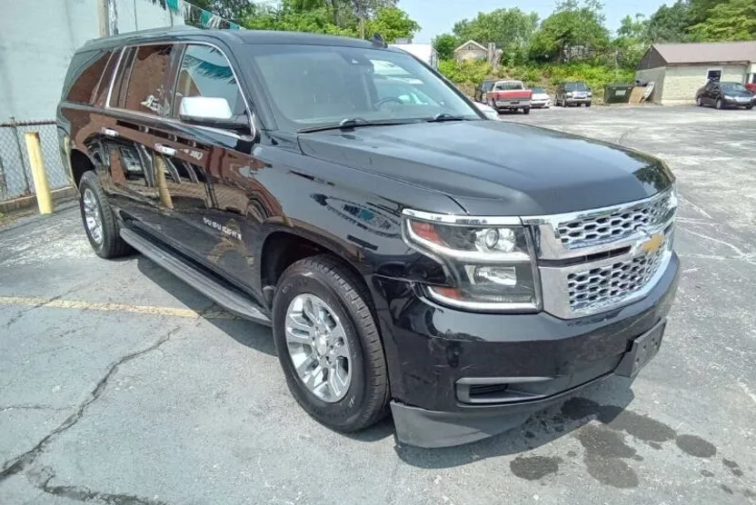 2017 Chevrolet Suburban LT photo 1