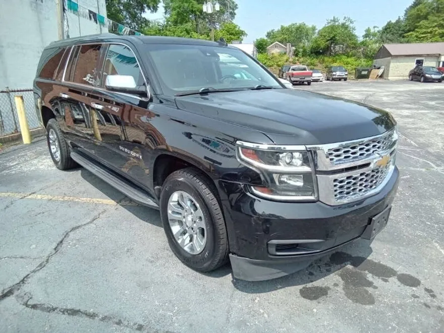 2017 Chevrolet Suburban LT photo 1