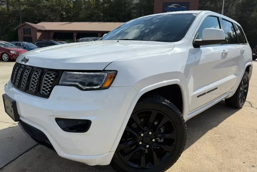 2020 Jeep Grand Cherokee Laredo photo 1