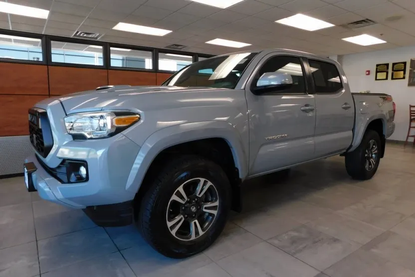 2018 Toyota Tacoma TRD Sport photo 1