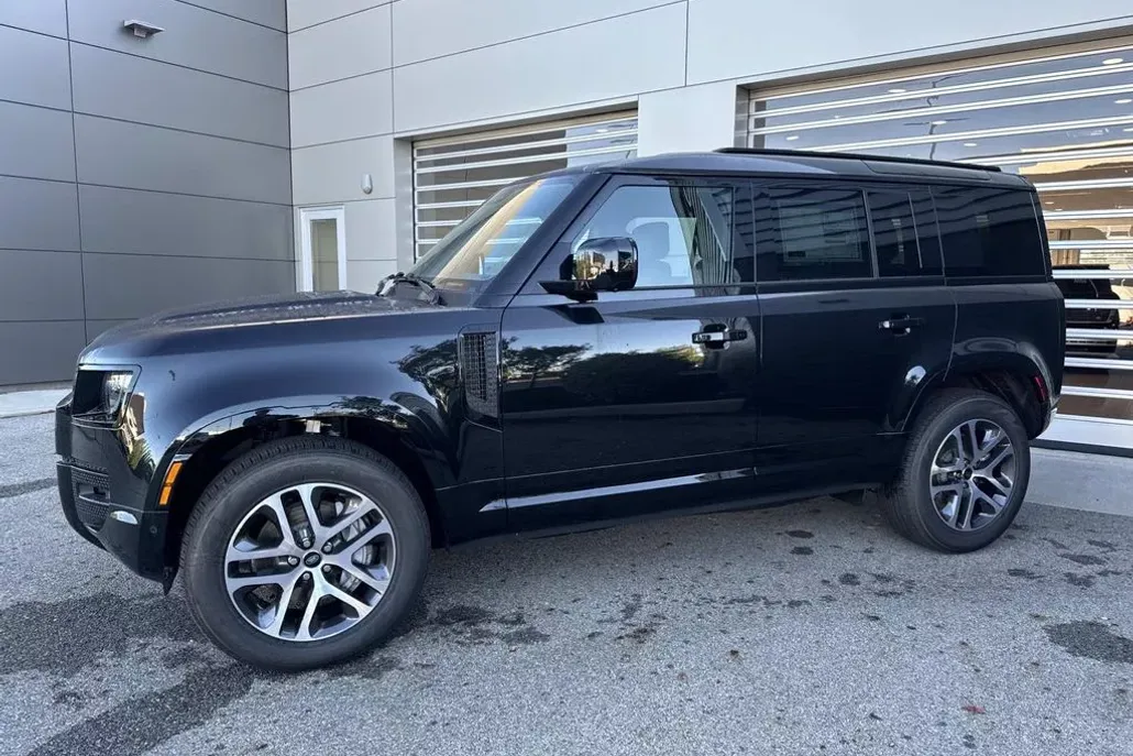 2025 Land Rover Defender 110 X-Dynamic SE photo 1