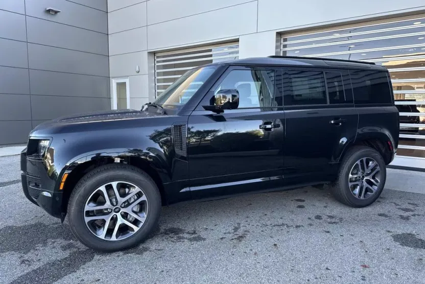 2025 Land Rover Defender 110 X-Dynamic SE photo 1