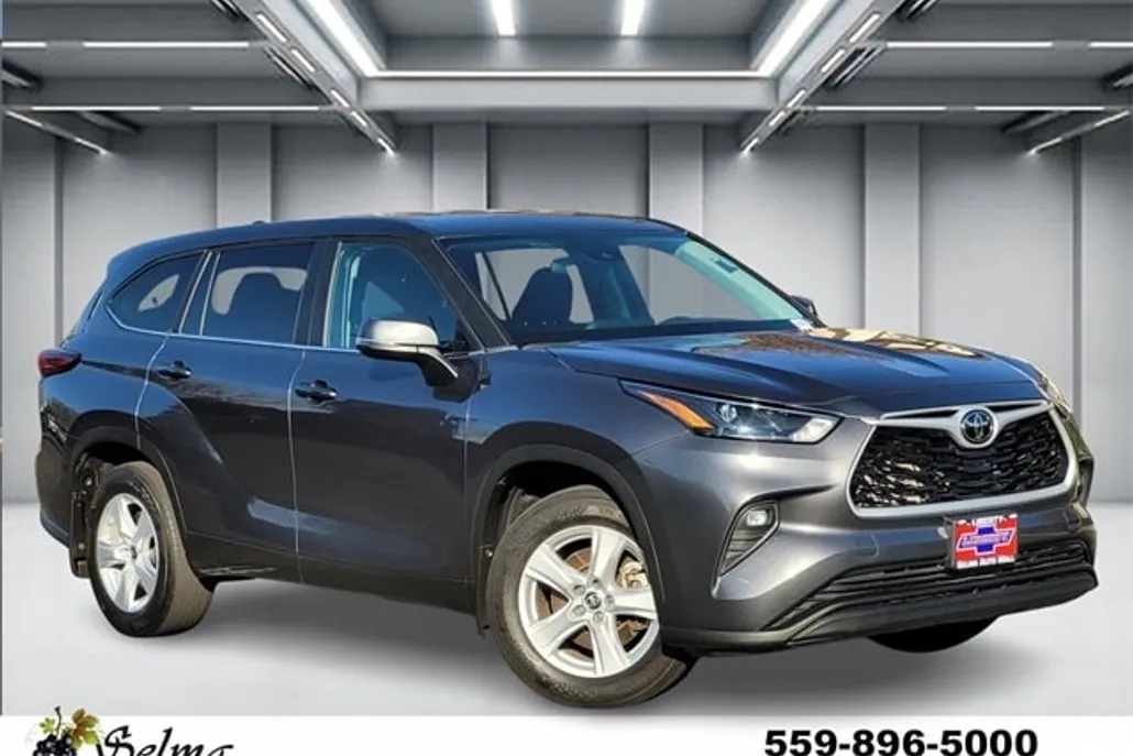 2023 Toyota Highlander LE photo 1
