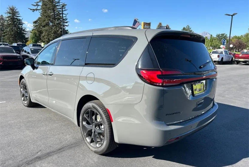 2025 Chrysler Pacifica Limited photo 1