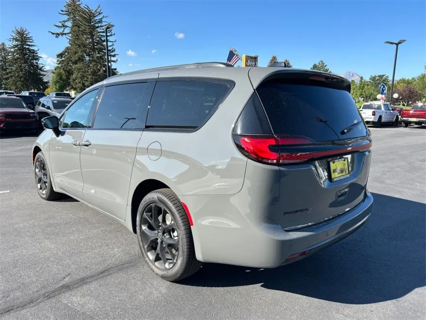 2025 Chrysler Pacifica Limited photo 1