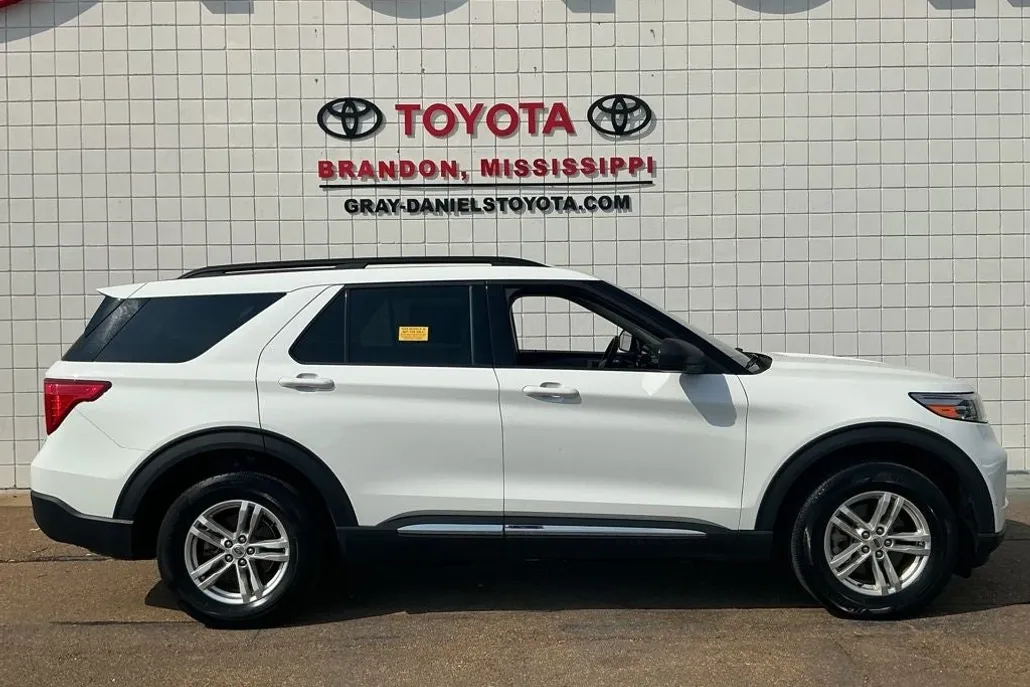 2023 Ford Explorer XLT photo 1