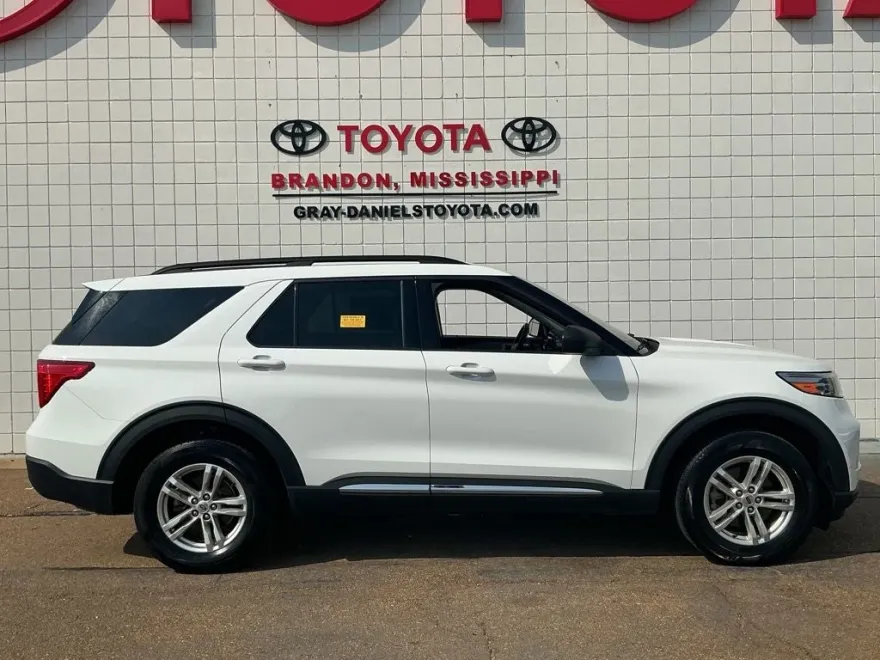 2023 Ford Explorer XLT photo 1