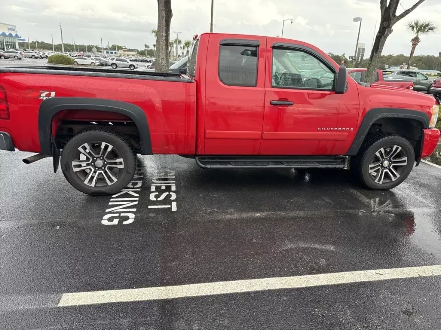 2007 Chevrolet Silverado 1500 LT photo 1
